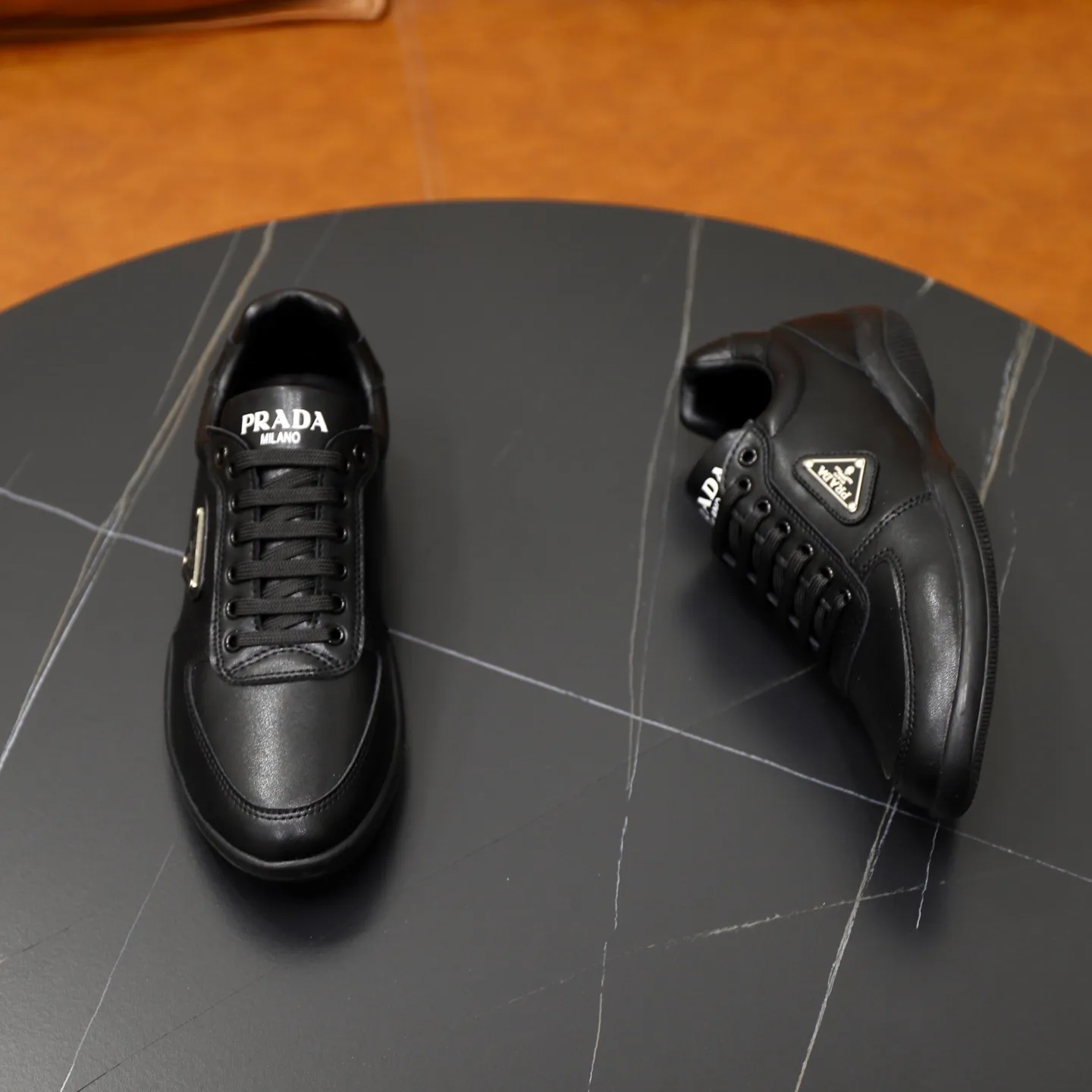 Ex-factory price: 440💰🙅‍♂️🙅‍♂️🙅‍♂️ Brand: PRADA Standard code: 38-44 (45 customized) Grade: Same as the official website Material: Original leather splicing, comfortable and breathable lining, original wear-resistant outsole Style category: Men's fashionable casual shoes, running shoes, noble luxury brand elements, top luxury Color: actual picture color